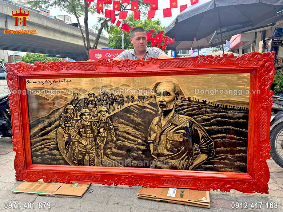 Tranh Bác Hồ cùng hành quân bằng đồng giả cổ được chế tác thủ công truyền thống